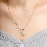 Collar personalizado de raqueta de pelota de tenis con letra de circón Joyería delicada única Regalo creativo de cumpleaños Día del partido para jugadora de tenis Mujer