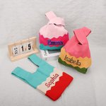 Personalisierte Bunte Gestrickte Kontentasche mit Namen Stickerei Blumen Wellenstreifen Handtasche Urlaub Party Geburtstag Geschenk für Damen Mädchen