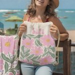 Serviette de Plage Personnalisée avec Motif Floral Multicolore et Nom Accessoire Séchage Rapide Cadeau Vacances pour Femme Amatrice de Natation