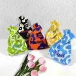 Personalisierte Bunte Gestrickte Kontentasche mit Namen Stickerei Blumen Wellenstreifen Handtasche Urlaub Party Geburtstag Geschenk für Damen Mädchen
