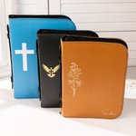 Personalisierte Buchhülle aus PU-Leder mit Kreuz Geburtsblume Namen Text inklusive Tragegriff Geschenk für Christen