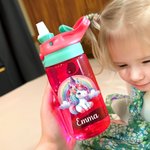 Personlig vattenflaska med sugrör och namn med fantasienhörning och regnbågsslott 475 ml för barn perfekt present till flickor inför skolstart