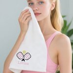 Personlig sporthandduk i 100 procent bomull med karbinhake och broderat namn för pickleballspelare perfekt present för lagfirande