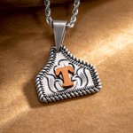 Henkilökohtainen Retro Länsi Cowboy Cow Tag kaulakoru Initial ja kaiverrettu teksti Farm Life Bullfighting tarvikkeet Syntymäpäivälahja Cowboy ystäville