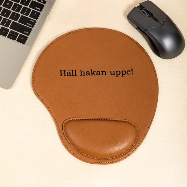Personlig musmatta i PU läder med handledsstöd och graverad text perfekt för kontor och som födelsedagspresent till kollegor eller medarbetare