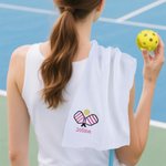 Personlig sporthandduk i 100 procent bomull med karbinhake och broderat namn för pickleballspelare perfekt present för lagfirande