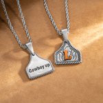 Henkilökohtainen Retro Länsi Cowboy Cow Tag kaulakoru Initial ja kaiverrettu teksti Farm Life Bullfighting tarvikkeet Syntymäpäivälahja Cowboy ystäville