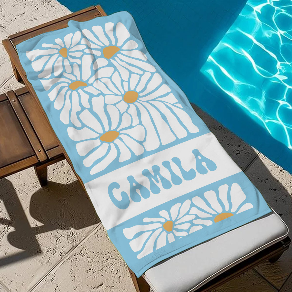 Serviette de plage surdimensionnée avec nom, imprimé marguerite, douce, à séchage rapide, pour les vacances, cadeau d'anniversaire essentiel pour les femmes et les filles.