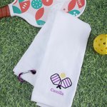 Personlig sporthandduk i 100 procent bomull med karbinhake och broderat namn för pickleballspelare perfekt present för lagfirande