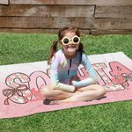 Toalla de playa de secado rápido personalizada con lazo rosa, silueta de bailarina y nombre Regalo de cumpleaños esencial de verano para chica amante del ballet y la gimnasia