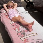 Toalla de playa de secado rápido personalizada con lazo rosa, silueta de bailarina y nombre Regalo de cumpleaños esencial de verano para chica amante del ballet y la gimnasia