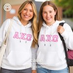 Maglietta personalizzata con lettere greche ricamate, felpa con cappuccio, regalo per i nuovi membri della confraternita per il Bid Day della confraternita丨Callie × Affinity Licensing