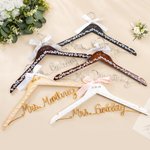 Gepersonaliseerde strik parel aluminium draad naam houten hanger met datum bruiloft benodigdheden kleedkamer decor voor bruid bruidsmeisje