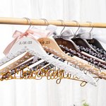 Gepersonaliseerde strik parel aluminium draad naam houten hanger met datum bruiloft benodigdheden kleedkamer decor voor bruid bruidsmeisje