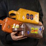Borsa da toilette in pelle PU personalizzata con nome e tema sport impermeabile con manico essenziale per viaggio regalo per amanti di sport