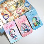 Personalisierte niedliche Dinosaurier Fantasie Einhorn Design ID Badge Card Holder mit Namen und hängende Schnalle Reisezubehör Geburtstag Geschenk für Studenten Kinder