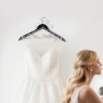 Gepersonaliseerde strik parel aluminium draad naam houten hanger met datum bruiloft benodigdheden kleedkamer decor voor bruid bruidsmeisje