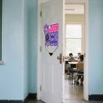 Personlig tecknad lärare karaktär träpenna skylt med efternamn och båge dörrhängare tillbaka till skolan lärarens dag uppskattning gåva för lärare