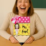 Personlig tecknad lärare karaktär träpenna skylt med efternamn och båge dörrhängare tillbaka till skolan lärarens dag uppskattning gåva för lärare