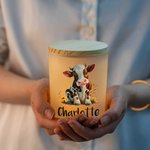 Personlig söt Highland Cow LED-ljusburk med namn och trälock Heminredning Födelsedagsjubileum Present till familjen Highland Cow-älskare