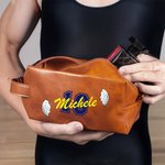 Borsa da toilette in pelle PU personalizzata con nome e tema sport impermeabile con manico essenziale per viaggio regalo per amanti di sport