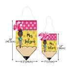 Personlig tecknad lärare karaktär träpenna skylt med efternamn och båge dörrhängare tillbaka till skolan lärarens dag uppskattning gåva för lärare