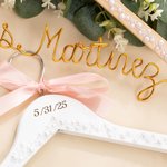 Gepersonaliseerde strik parel aluminium draad naam houten hanger met datum bruiloft benodigdheden kleedkamer decor voor bruid bruidsmeisje