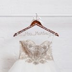 Gepersonaliseerde strik parel aluminium draad naam houten hanger met datum bruiloft benodigdheden kleedkamer decor voor bruid bruidsmeisje