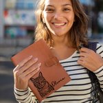 Personlig portrettdesign av hund og katt A5 PU skinnomslag til notisbok med navn og oppbevaringslomme Reisevesentlig bursdagsgave til kjæledyrelsker