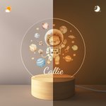 Personalisierte niedliche Löwe Bär Tier Astronauten Sonnensystem Planeten LED-Nachtlicht mit Namen und hölzerne Basis Kinderzimmer Dekoration Geburtstag Geschenk für Kinder