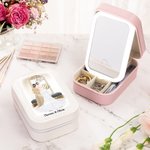 Henkilökohtainen sarjakuva morsian ja äiti merkkiä PU nahka korut laatikko nimet ja LED säädettävä meikki peili häät lahja morsiamet