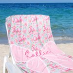 Toalla de playa de gran tamaño personalizada con lazo floral Coquette y nombre Regalo de cumpleaños esencial para viajes y vacaciones para niñas y mujeres