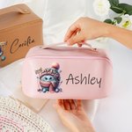 Henkilökohtainen söpö sarjakuva Crochet PU Nahka laaja avoin meikkilaukku nimi Travel Essential syntymäpäivälahja naisille neulominen harrastajille