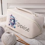 Henkilökohtainen söpö sarjakuva Crochet PU Nahka laaja avoin meikkilaukku nimi Travel Essential syntymäpäivälahja naisille neulominen harrastajille