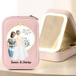 Henkilökohtainen sarjakuva morsian ja äiti merkkiä PU nahka korut laatikko nimet ja LED säädettävä meikki peili häät lahja morsiamet