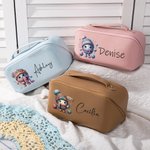 Henkilökohtainen söpö sarjakuva Crochet PU Nahka laaja avoin meikkilaukku nimi Travel Essential syntymäpäivälahja naisille neulominen harrastajille