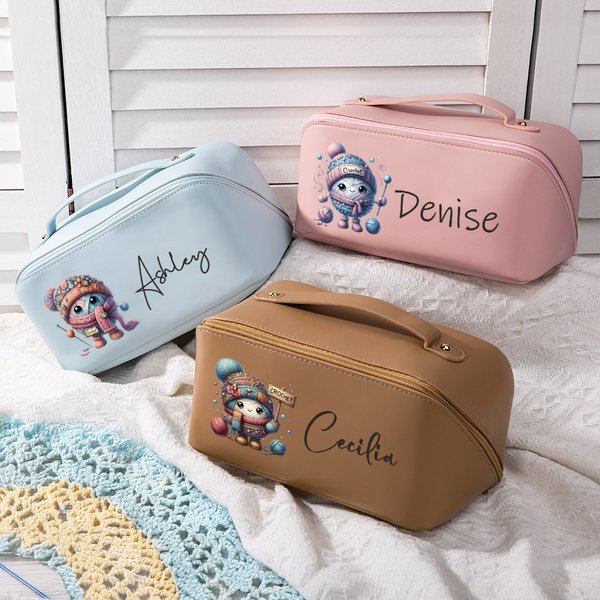 Henkilökohtainen söpö sarjakuva Crochet PU Nahka laaja avoin meikkilaukku nimi Travel Essential syntymäpäivälahja naisille neulominen harrastajille