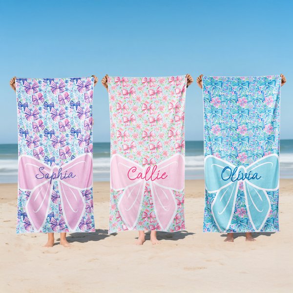 Toalla de playa de gran tamaño personalizada con lazo floral Coquette y nombre Regalo de cumpleaños esencial para viajes y vacaciones para niñas y mujeres