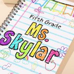 Cuaderno A5 personalizado con el tema de los profesores, estilo lápices de colores, 60 páginas rayadas y nombre Regalo de vuelta al cole para profesores en el Día del Profesor