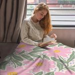 Personlig dansk blomster mjuk pläd i retro bohemstil med namn hemdekor födelsedagspresent och högtidspresent för vänner och familj