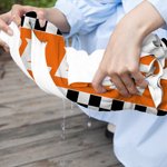 Toalla de playa de gran tamaño y secado rápido con bandera de carreras a cuadros personalizada con nombre Regalo de cumpleaños para los amantes de los deportes de motor el día del partido de vacacione