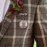 Gepersonaliseerde Boog Zirkoon Foto Kapel Broche Pin met Tekst Huwelijk Graduation Anniversary Gift voor Pasgetrouwden Afgestudeerden