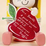 Personalizado lindo lápiz de dibujos animados sosteniendo una manzana Difusor de madera con el nombre del título y el texto de escritorio Decoración Día del Maestro Regalo para Profesores Educadores