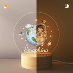 Personalisiertes Cartoon-Astronaut Planet Acryl LED-Nachtlicht mit Namen und Holzsockel Geburtstag Kinderzimmer Deko Geschenk für Jungen Mädchen