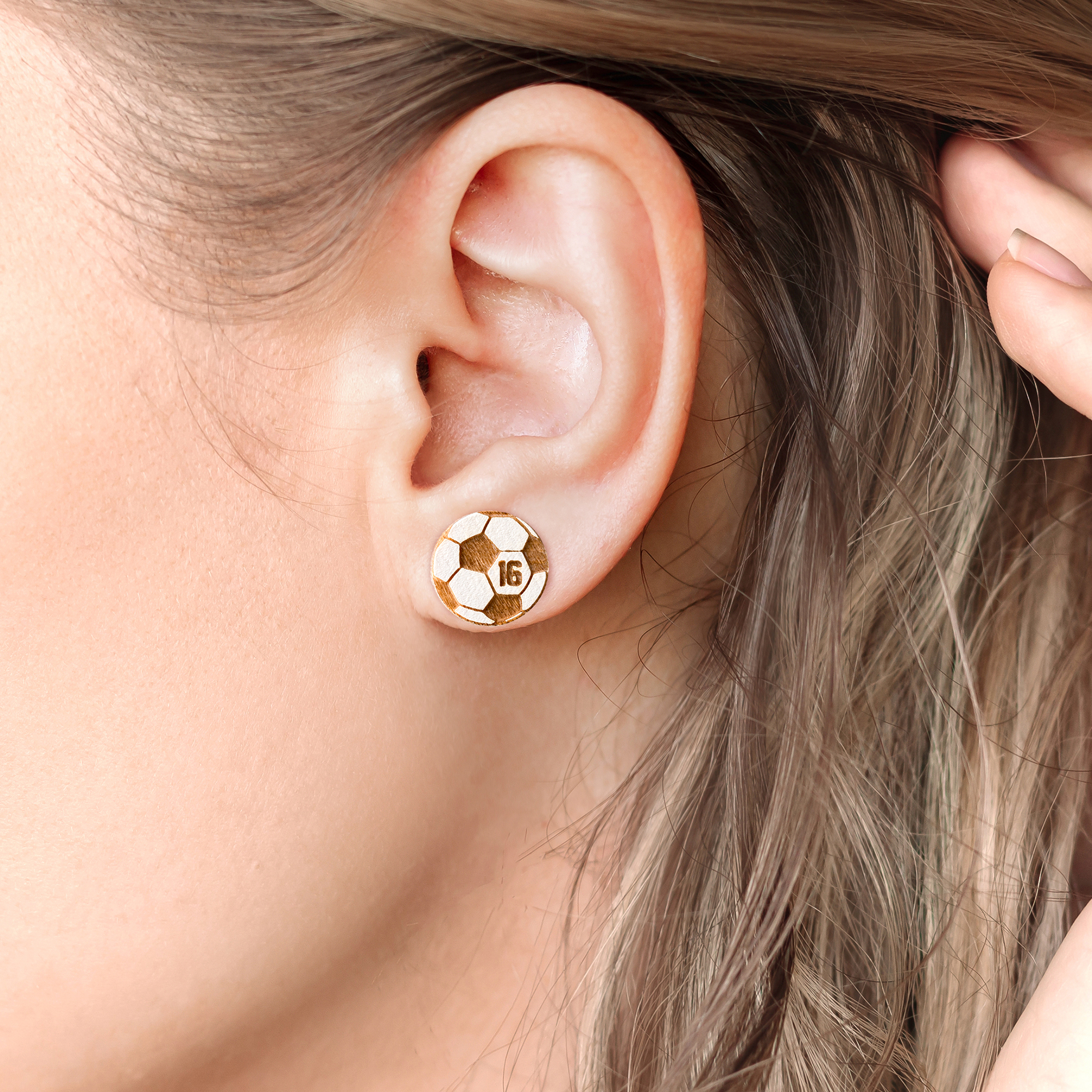 Boucles d'oreilles en bois personnalisées avec chiffres gravés pour le football Cadeau d'anniversaire pour les fans de football