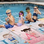 Personlig, stor och snabbtorkande badhandduk med namn och initialer för tecknad karaktär Sommartillbehör Poolparty Födelsedagspresent till familjemedlemmar