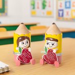 Personalizado lindo lápiz de dibujos animados sosteniendo una manzana Difusor de madera con el nombre del título y el texto de escritorio Decoración Día del Maestro Regalo para Profesores Educadores