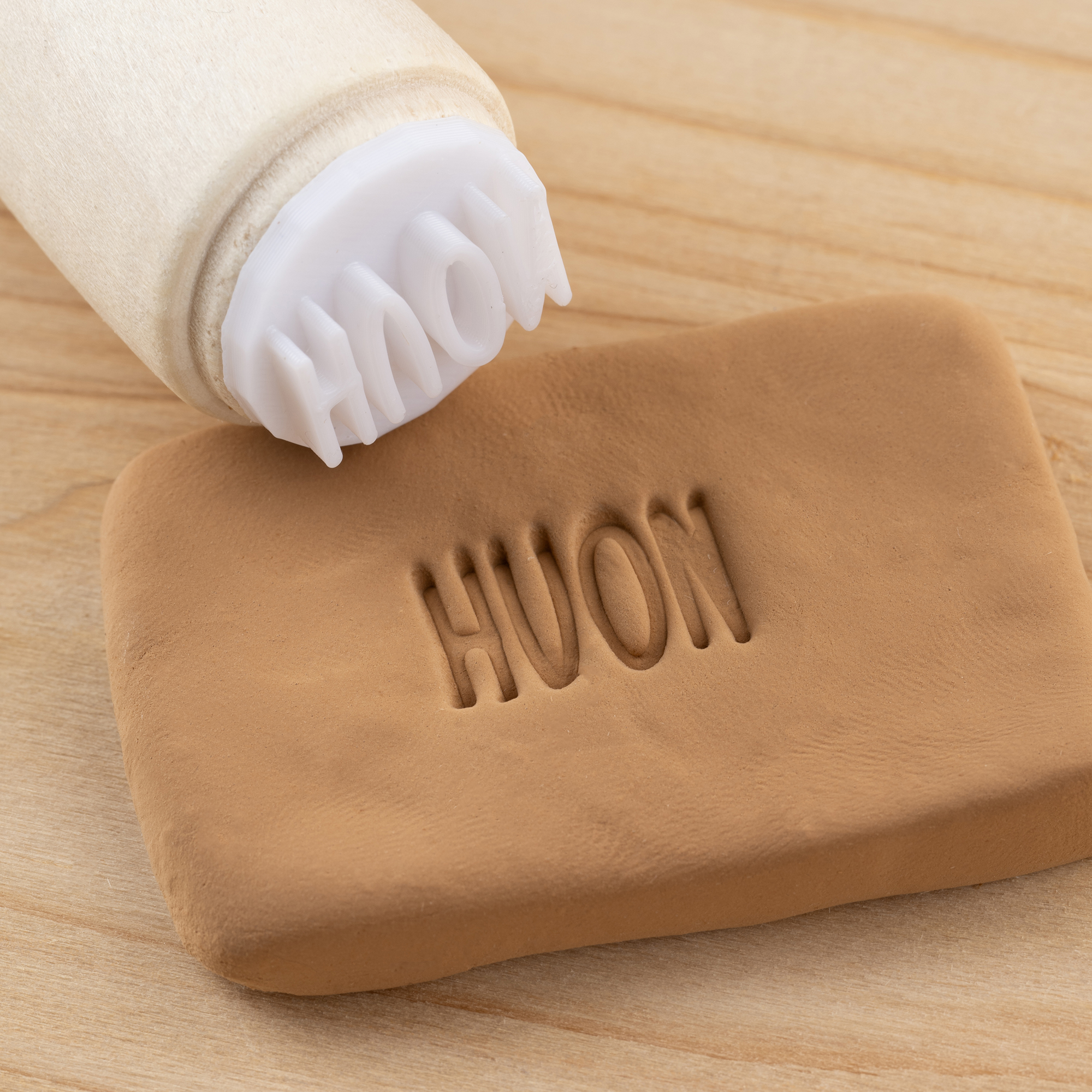 Tampon personnalisé en argile avec texte et poignée ronde en bois Cadeau d'anniversaire pour les amateurs de poterie