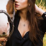 Collier Gravé Personnalisé avec Prénom Forme Coeur Fille et Cheval Cadeau Anniversaire pour Fille Femme Amoureux des Chevaux