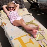 Personlig, stor och snabbtorkande badhandduk med namn och initialer för tecknad karaktär Sommartillbehör Poolparty Födelsedagspresent till familjemedlemmar